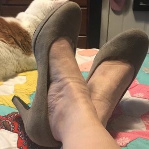 Indigo by Clarks Gray Suede Pumps